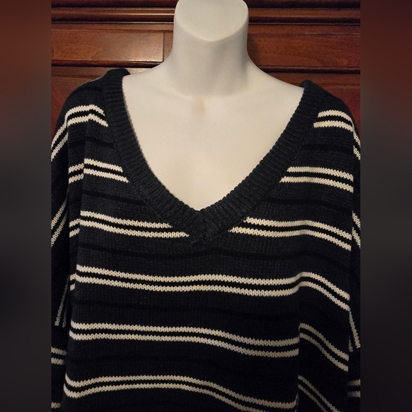 Lularoe Torrie Sweater 3X - Picture 2 of 4